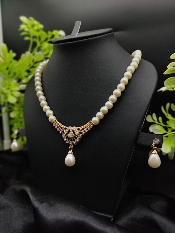 Diva Regal Pearl Embrace Necklace Set